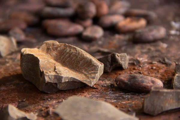 Kakao çekirdekli kakao kütlesi. Arka planda koyu bir yakın plan.
