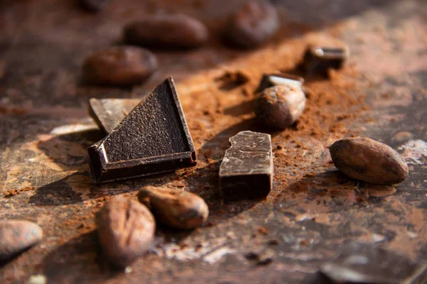 Bucăți Ciocolată Neagră Boabe Cacao Unt Cacao Fundal Maro Aproape — Fotografie, imagine de stoc