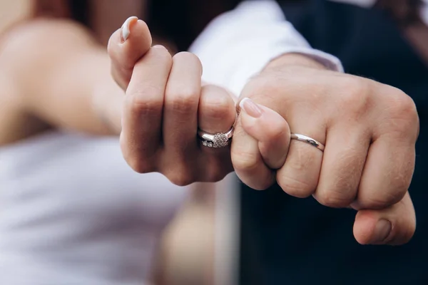 Anéis Casamento Nas Mãos Dos Recém Casados — Fotografia de Stock