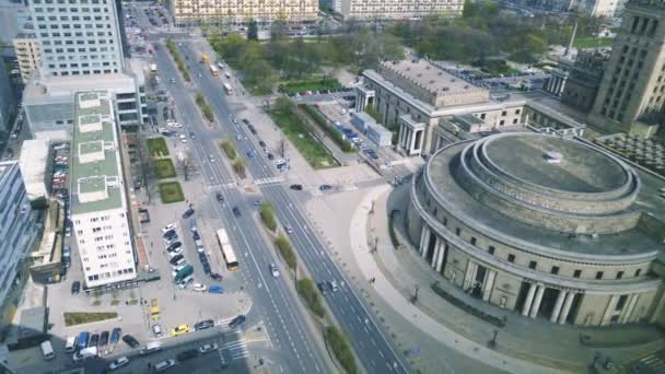 Widok z lotu ptaka na ulicy w centrum Warszawy z góry — Wideo stockowe