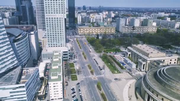 Vista aérea en la calle en el centro de Varsovia desde arriba — Vídeos de Stock