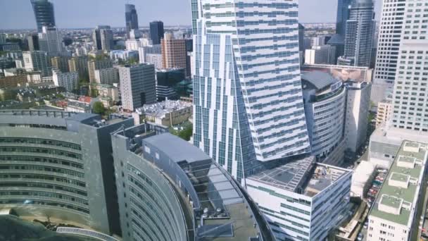 Vista aérea na rua no centro da cidade de Varsóvia de cima — Vídeo de Stock