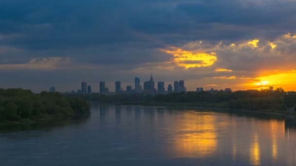 Timelapse con el paisaje urbano de Varsovia al atardecer — Vídeo de stock
