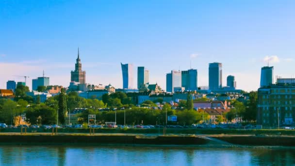 Městské budovy ve Varšavě s odrazem v řece — Stock video