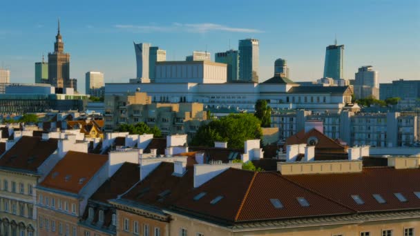 De gebouwen van de stad in Warschau bij zonsondergang — Stockvideo