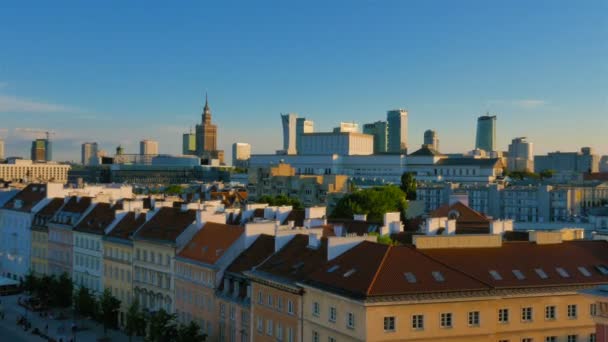 Prédios da cidade em Varsóvia ao pôr do sol — Vídeo de Stock