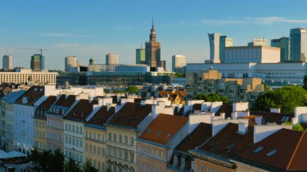 Panorama de edifícios da cidade em Varsóvia ao pôr do sol — Vídeo de Stock