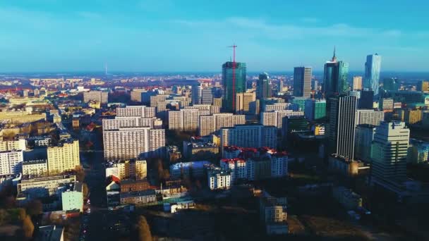 Vista de edificios de la ciudad o rascacielos — Vídeos de Stock