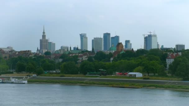 Vista de los edificios de la ciudad en el centro de Varsovia — Vídeos de Stock