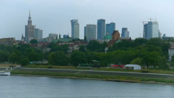 Widok na miasto budynki w centrum Warszawy — Wideo stockowe