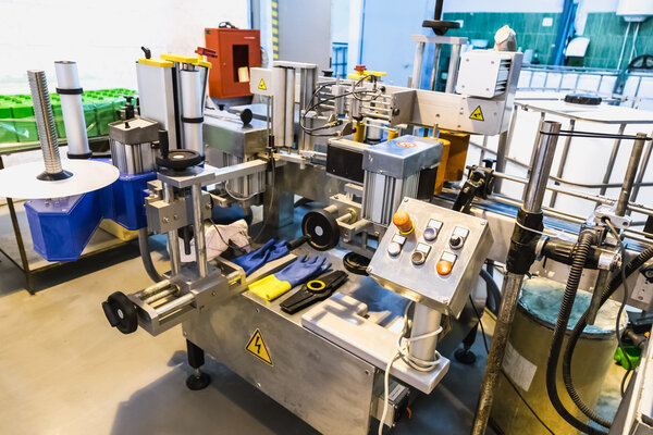 Изображение с автоматической линией упаковки конвейера
