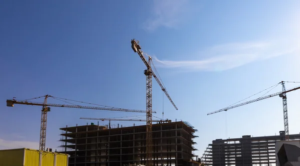 Building cranes on construction — Stock Photo, Image