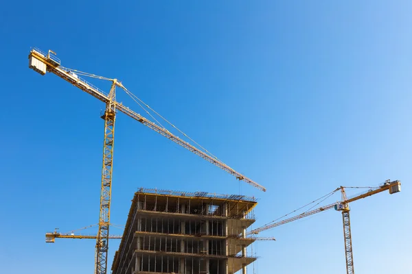 Building cranes on construction — Stock Photo, Image