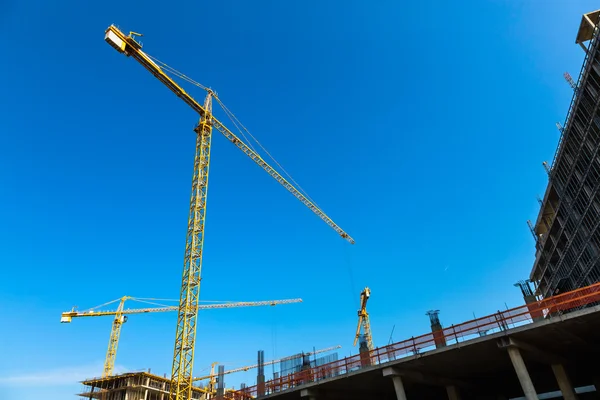 Baukräne auf dem Bau — Stockfoto