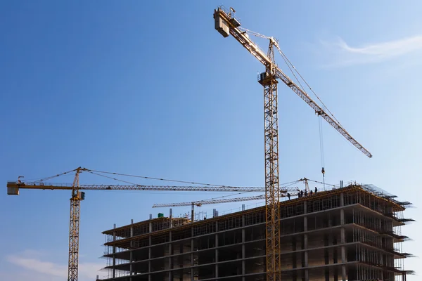 Building cranes on construction — Stock Photo, Image