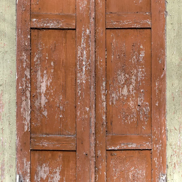 Teil des alten Holzfensters geschlossen — Stockfoto