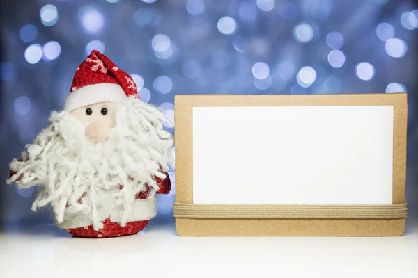 Санта-Клаус или Дед Мороз с белой пустой картой — стоковое фото