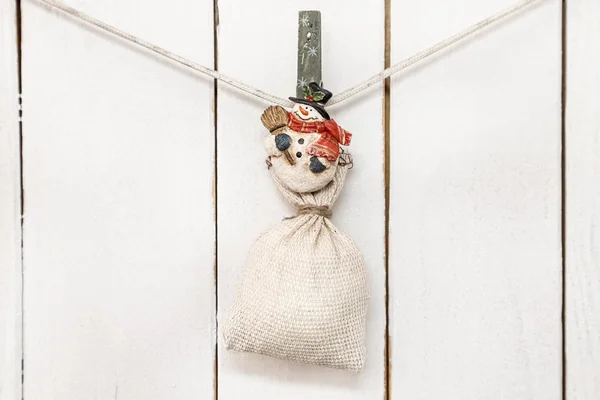 Noel kardan adam clothespin holding çuval — Stok fotoğraf