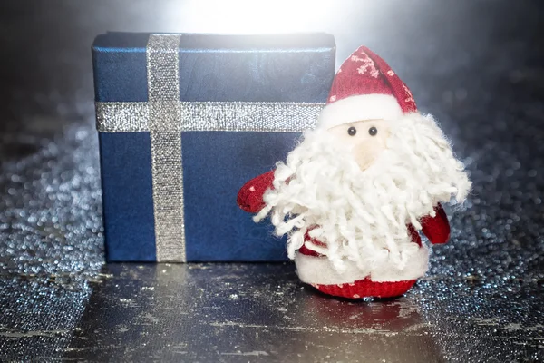 Weihnachtsmann oder Väterchen Frost mit Geschenkbox oder Geschenk — Stockfoto
