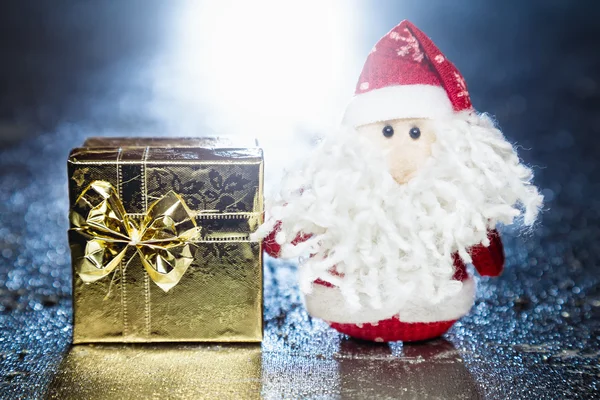 Santa Claus eller Fader Frost med gaveæske eller til stede - Stock-foto