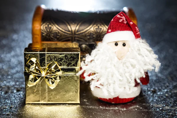 Jultomten eller far Frost med presentask eller nutid och bröst — Stockfoto