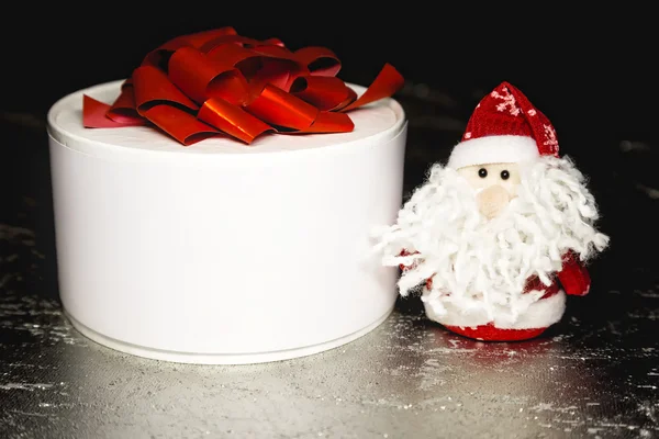 Santa Claus o Padre Frost con caja de regalo o regalo — Foto de Stock