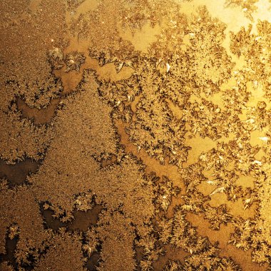 Kar taneleri ve buz dondurulmuş penceresinde