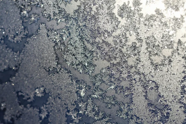 Płatki śniegu i lodu na zamarzniętym oknie — Zdjęcie stockowe