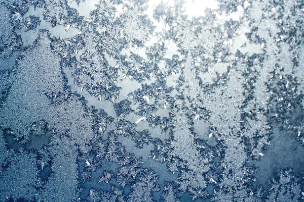 Flocos de neve e gelo na janela congelada — Fotografia de Stock