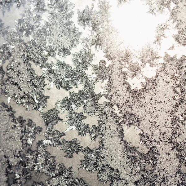 Flocos de neve e gelo na janela congelada — Fotografia de Stock