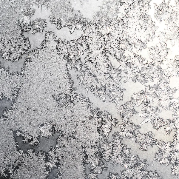 Sněhové vločky a ledu na zmrzlé okno — Stock fotografie