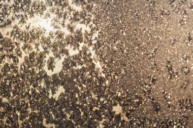 Kar taneleri ve buz dondurulmuş penceresinde