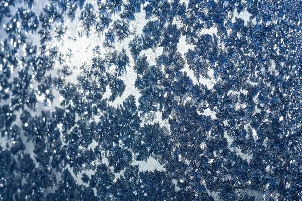 Snowflakes and ice on frozen window — Stock Photo, Image