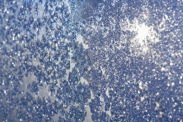 Gelo e geada na janela congelada — Fotografia de Stock