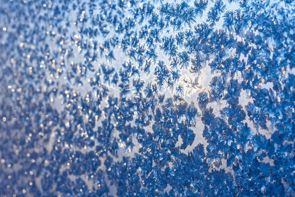 Schneeflocken und Eis auf gefrorenem Fenster — Stockfoto