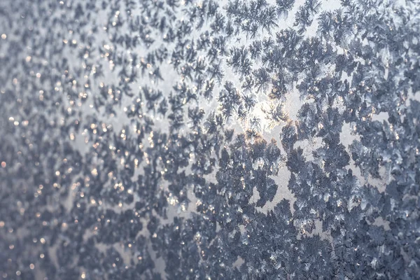 Flocos de neve e gelo na janela congelada — Fotografia de Stock