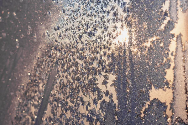 Geada e flocos de neve na janela congelada — Fotografia de Stock