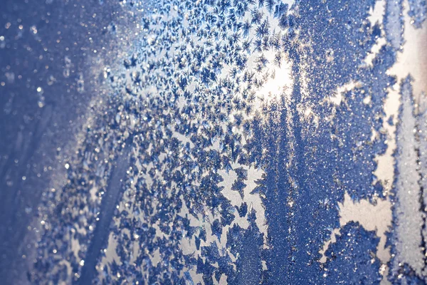 Płatki śniegu i lodu na zamarzniętym oknie — Zdjęcie stockowe