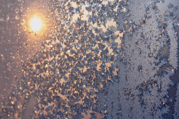 Flocos de neve e gelo na janela congelada — Fotografia de Stock