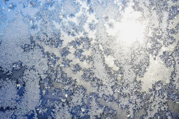 Copos de nieve y hielo en ventana congelada — Foto de Stock