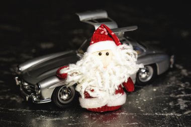 Noel Baba veya babası Don eski retro araba ile