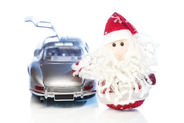 Julenissen eller pater Frost med gammel retro-bil – stockfoto