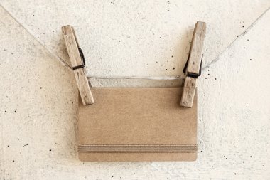 Kart boş tekne tebrik tutan clothespins kağıt