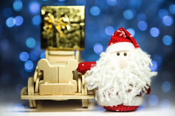 Julenissen og retro-trebil med gaveboks – stockfoto
