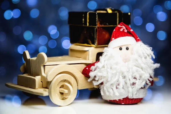 Santa Claus and old retro wooden car with gift box — Stock Photo, Image