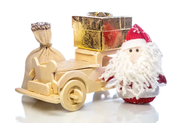 Jultomte med bil i trä, gift box och säck — Stockfoto