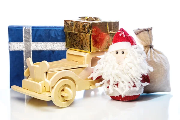 Santa Claus con coche de madera, cajas de regalo y saco — Foto de Stock