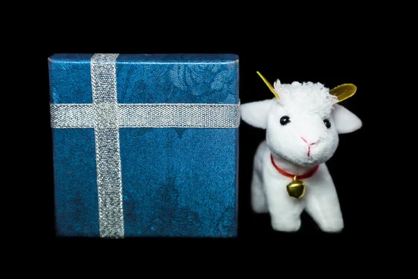 Ziege oder Schaf mit Geschenkkarton — Stockfoto