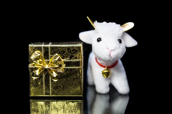 Ziege oder Schaf mit Geschenkkarton — Stockfoto