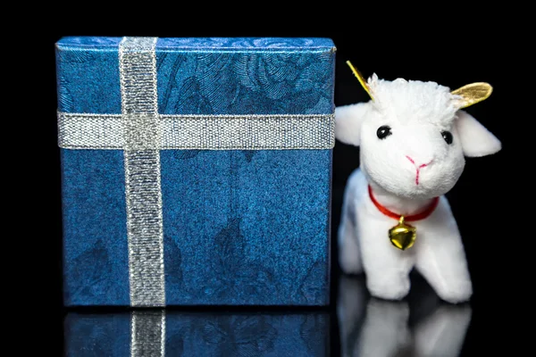 Goat or sheep with gift box — Stock Photo, Image